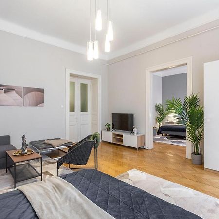 Spacious & Cozy Downtown Apartment With Balcony Budapešť Exteriér fotografie